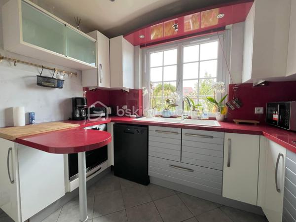 A 10min du centre commercial du Val d’Europe et de la gare RER A, dans le charmant village de Villeneuve le comte, dans un quartier pavillonnaire calme, maison rénovée de 147m2 environ au sol, comprenant au rez de chaussée : une entrée, un séjour de 32m2 environ avec cheminée exposé ouest, une cuisine séparée aménagée et équipée, 2 chambres, un bureau, une salle d’eau, une buanderie et un WC. A l’étage, 2 chambres et une salle de bains avec WC.

A l’extérieur, vous pourrez profiter d’une grande terrasse couverte avec jacuzzi, d’un beau jardin sans vis-à-vis exposé ouest doté d’une cuisine d’été et d’une dépendance de type studio ainsi qu’un garage. Le tout sur un terrain de 440m2 environ. Aucun travaux à prévoir !

Centre ville avec commerces ( boulangerie, pharmacie, épicerie, restaurant, boucher etc) et transports (en direction de Village Nature/DisneyLand Paris/Val d’Europe) à proximité immédiate.