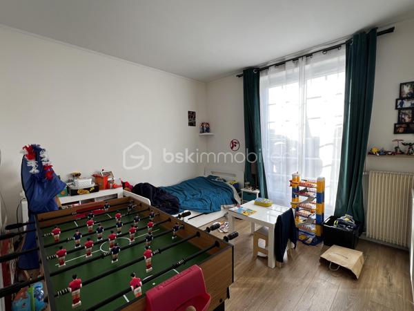 A 10min du centre commercial du Val d’Europe et de la gare RER A, dans le charmant village de Villeneuve le comte, dans un quartier pavillonnaire calme, maison rénovée de 147m2 environ au sol, comprenant au rez de chaussée : une entrée, un séjour de 32m2 environ avec cheminée exposé ouest, une cuisine séparée aménagée et équipée, 2 chambres, un bureau, une salle d’eau, une buanderie et un WC. A l’étage, 2 chambres et une salle de bains avec WC.

A l’extérieur, vous pourrez profiter d’une grande terrasse couverte avec jacuzzi, d’un beau jardin sans vis-à-vis exposé ouest doté d’une cuisine d’été et d’une dépendance de type studio ainsi qu’un garage. Le tout sur un terrain de 440m2 environ. Aucun travaux à prévoir !

Centre ville avec commerces ( boulangerie, pharmacie, épicerie, restaurant, boucher etc) et transports (en direction de Village Nature/DisneyLand Paris/Val d’Europe) à proximité immédiate.
