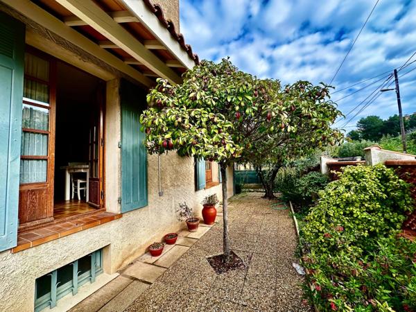Marseille 9ème, Maison de 150m2 avec garage aménagé, dépendances et cuisine d'été.