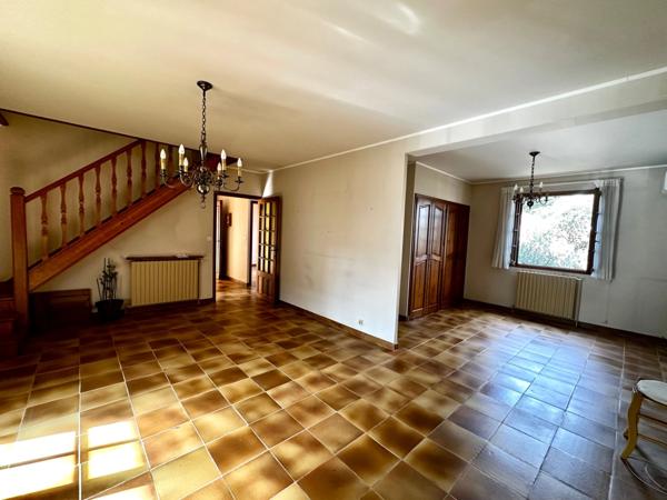 Marseille 9ème, Maison de 150m2 avec garage aménagé, dépendances et cuisine d'été.