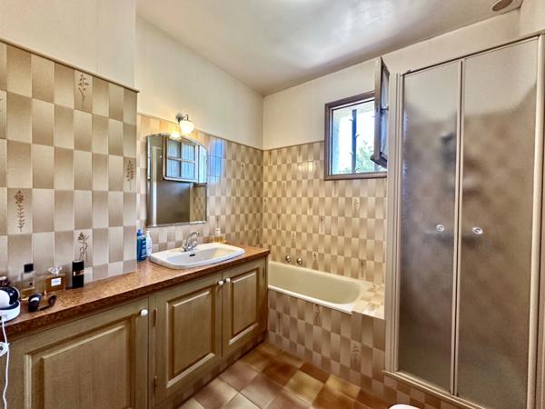 Marseille 9ème, Maison de 150m2 avec garage aménagé, dépendances et cuisine d'été.