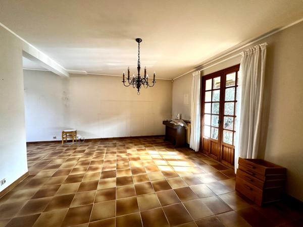 Marseille 9ème, Maison de 150m2 avec garage aménagé, dépendances et cuisine d'été.