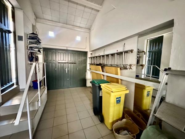 Marseille 9ème, Maison de 150m2 avec garage aménagé, dépendances et cuisine d'été.