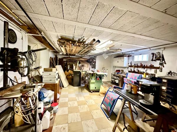 Marseille 9ème, Maison de 150m2 avec garage aménagé, dépendances et cuisine d'été.