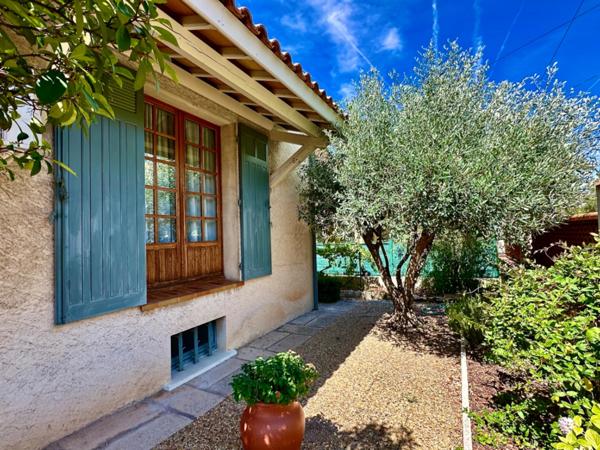 Marseille 9ème, Maison de 150m2 avec garage aménagé, dépendances et cuisine d'été.