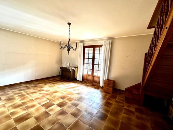 Marseille 9ème, Maison de 150m2 avec garage aménagé, dépendances et cuisine d'été.