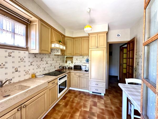 Marseille 9ème, Maison de 150m2 avec garage aménagé, dépendances et cuisine d'été.