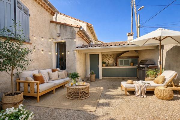 Marseille 9ème, Maison de 150m2 avec garage aménagé, dépendances et cuisine d'été.