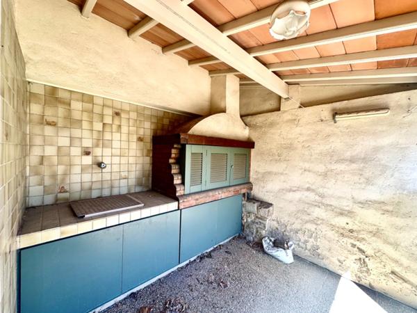 Marseille 9ème, Maison de 150m2 avec garage aménagé, dépendances et cuisine d'été.