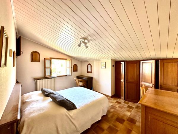 Marseille 9ème, Maison de 150m2 avec garage aménagé, dépendances et cuisine d'été.