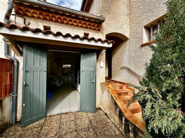 Marseille 9ème, Maison de 150m2 avec garage aménagé, dépendances et cuisine d'été.