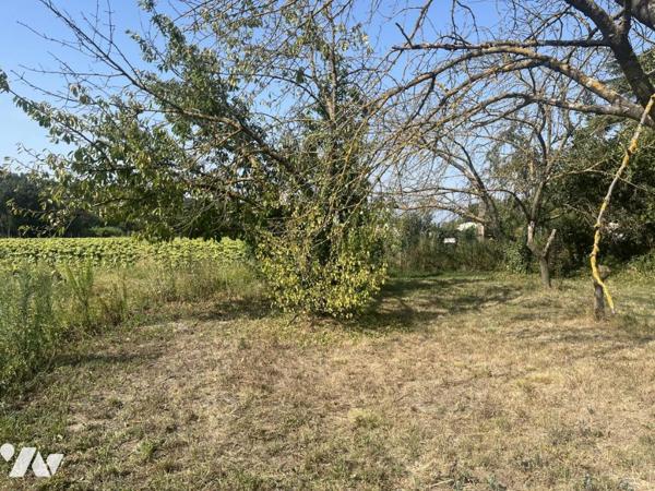 TERRAIN A BATIR DE 740 M² HORS LOTISSEMENT AVEC GARAGE et REMISE EN PIERRE