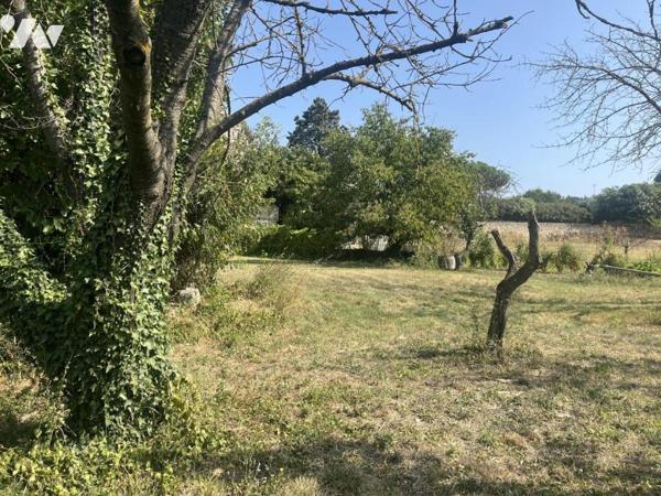TERRAIN A BATIR DE 740 M² HORS LOTISSEMENT AVEC GARAGE et REMISE EN PIERRE