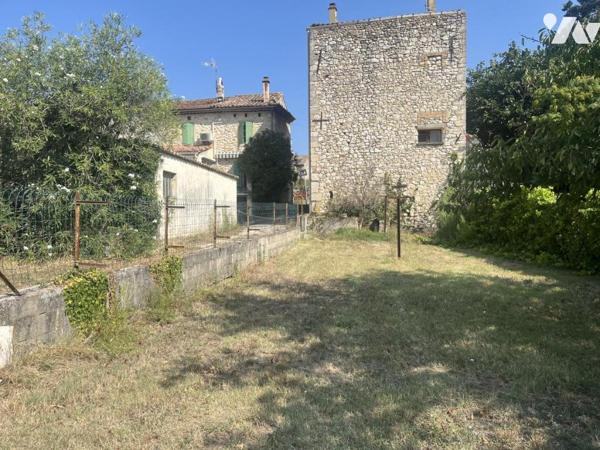 TERRAIN A BATIR DE 740 M² HORS LOTISSEMENT AVEC GARAGE et REMISE EN PIERRE