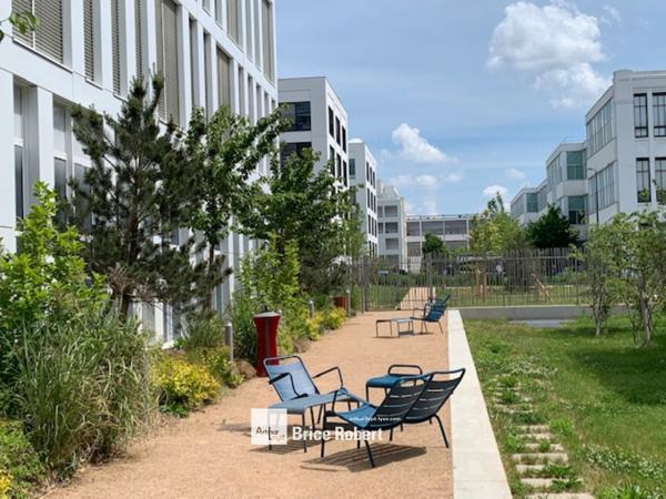Bureaux à louer neufs avec jardin privatif à Vaulx-en-Velin Carré de Soie