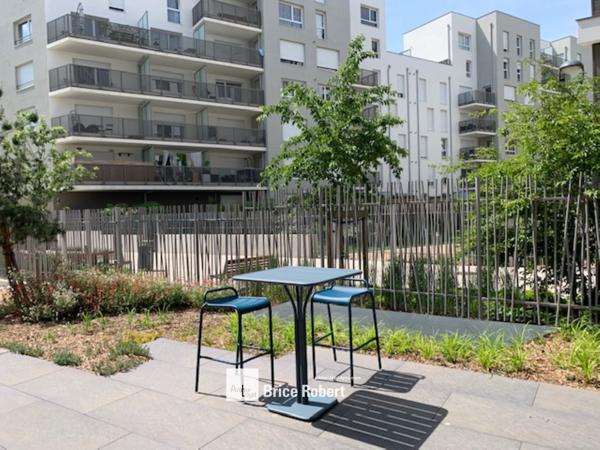 Bureaux à louer neufs avec jardin privatif à Vaulx-en-Velin Carré de Soie