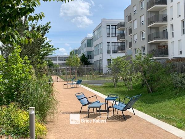 Bureaux à louer neufs avec jardin privatif à Vaulx-en-Velin Carré de Soie