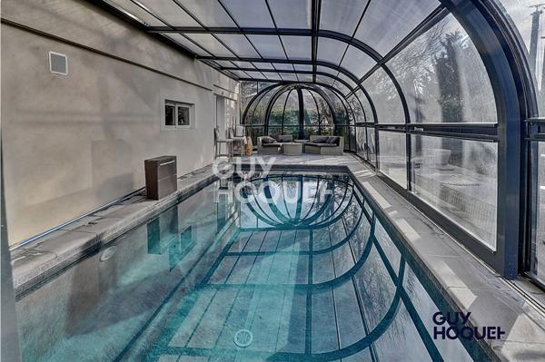 MAISON FAMILIALE DE CHARME AVEC PISCINE CHAUFFEE - ENVIRONNEMENT PRIVILEGIE A CAILLOUX-SUR-FONTAINES