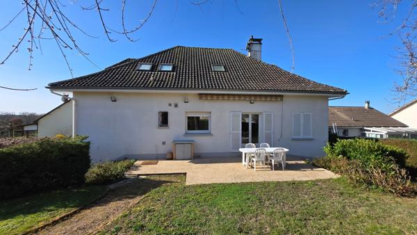 Grande maison Familiale avec Garage et Jardin - Proche Centre-bourg et Commodités