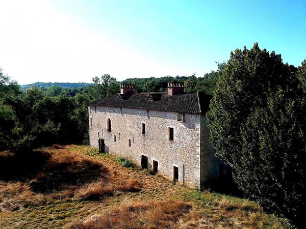 Manoir du XIIIème avec une longère, pigeonnier et grange sur plus de 13Ha