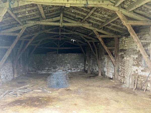 Manoir du XIIIème avec une longère, pigeonnier et grange sur plus de 13Ha