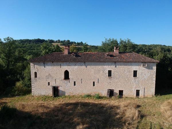 Manoir du XIIIème avec une longère, pigeonnier et grange sur plus de 13Ha