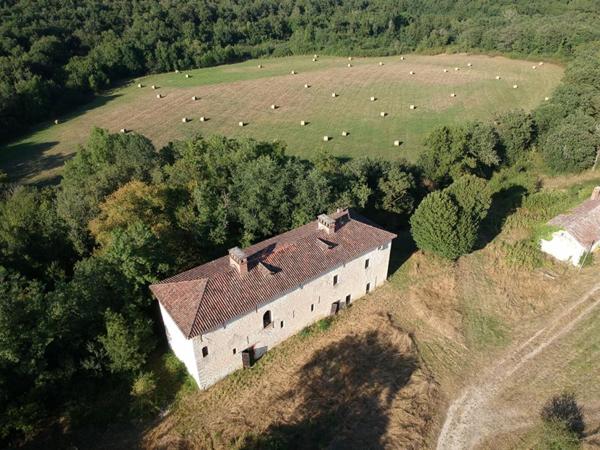 Manoir du XIIIème avec une longère, pigeonnier et grange sur plus de 13Ha