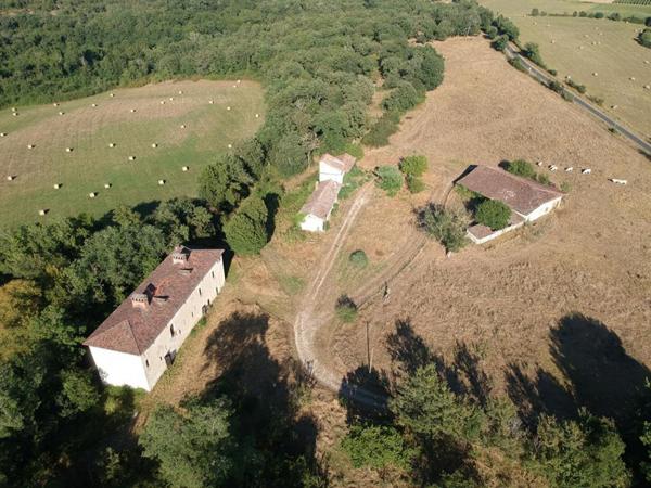 Manoir du XIIIème avec une longère, pigeonnier et grange sur plus de 13Ha