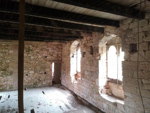 Manoir du XIIIème avec une longère, pigeonnier et grange sur plus de 13Ha