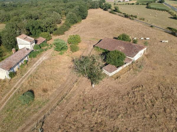 Manoir du XIIIème avec une longère, pigeonnier et grange sur plus de 13Ha