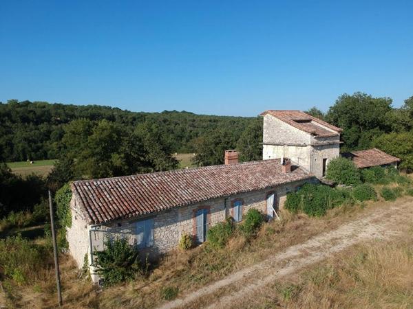 Manoir du XIIIème avec une longère, pigeonnier et grange sur plus de 13Ha