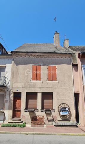 Verdun-ciel

Venez découvrir cette maison de ville à rénover entièrement, possibilité de créer plusieurs logements,
Beau potentiel pour ce bien idéalement situé.