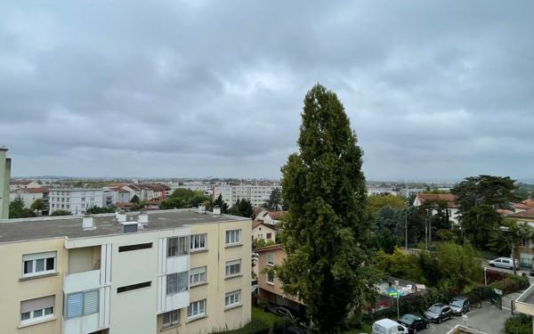 Appartement à vendre    2 pièces •  Décines-Charpieu