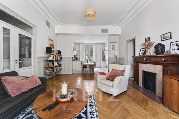 Hôtel particulier début XXe avec jardin, piscine et garage en coeur de ville