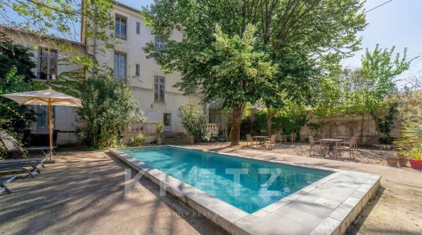 Hôtel particulier début XXe avec jardin, piscine et garage en coeur de ville