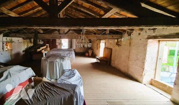 Maison + 5 hangars + 1 grange + 2 terrains à bâtir + dépendances