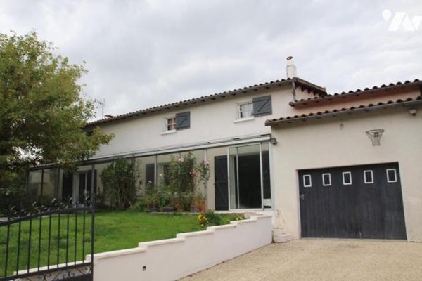 FORS, GRAND PAVILLON EN BON ETAT DE TYPE F6 AVEC GARAGE, JARDIN ET PISCINE .