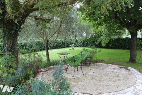 FORS, GRAND PAVILLON EN BON ETAT DE TYPE F6 AVEC GARAGE, JARDIN ET PISCINE .