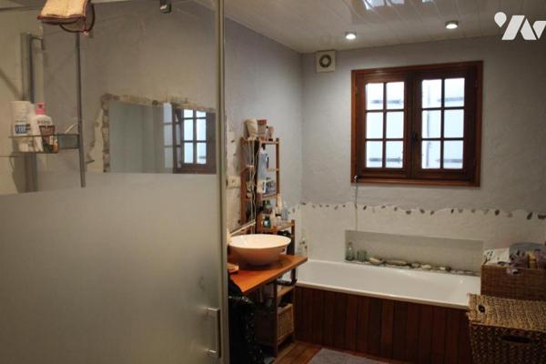 FORS, GRAND PAVILLON EN BON ETAT DE TYPE F6 AVEC GARAGE, JARDIN ET PISCINE .