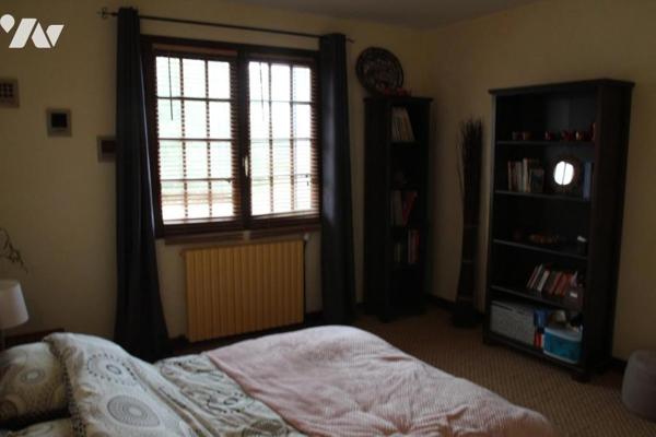 FORS, GRAND PAVILLON EN BON ETAT DE TYPE F6 AVEC GARAGE, JARDIN ET PISCINE .