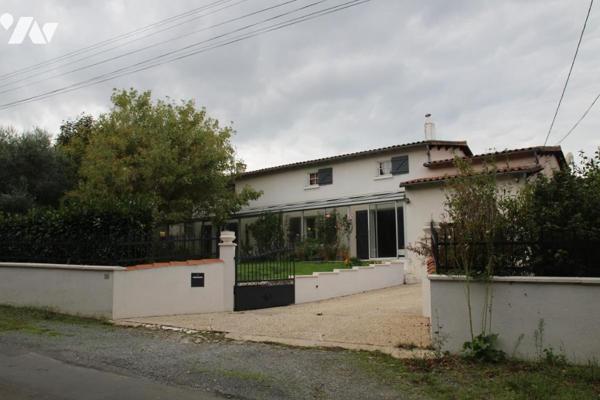 FORS, GRAND PAVILLON EN BON ETAT DE TYPE F6 AVEC GARAGE, JARDIN ET PISCINE .