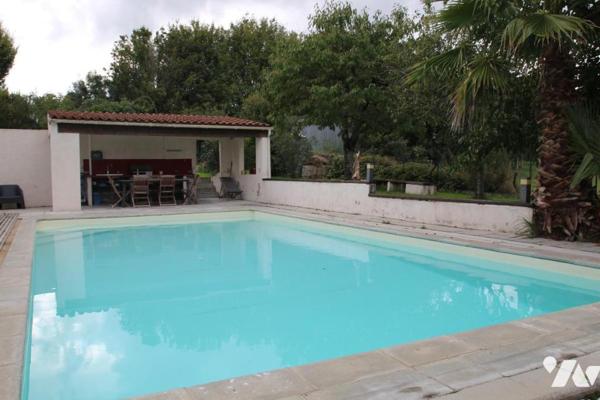 FORS, GRAND PAVILLON EN BON ETAT DE TYPE F6 AVEC GARAGE, JARDIN ET PISCINE .