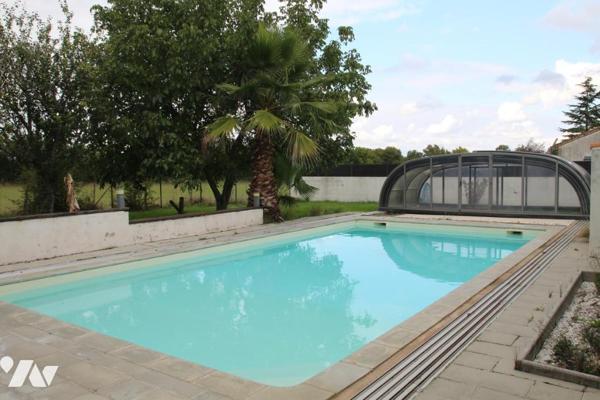 FORS, GRAND PAVILLON EN BON ETAT DE TYPE F6 AVEC GARAGE, JARDIN ET PISCINE .