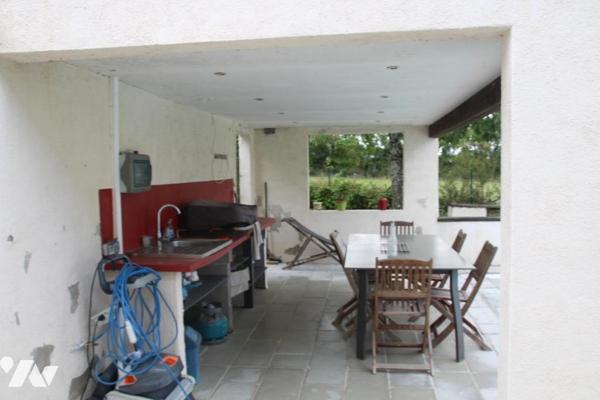 FORS, GRAND PAVILLON EN BON ETAT DE TYPE F6 AVEC GARAGE, JARDIN ET PISCINE .