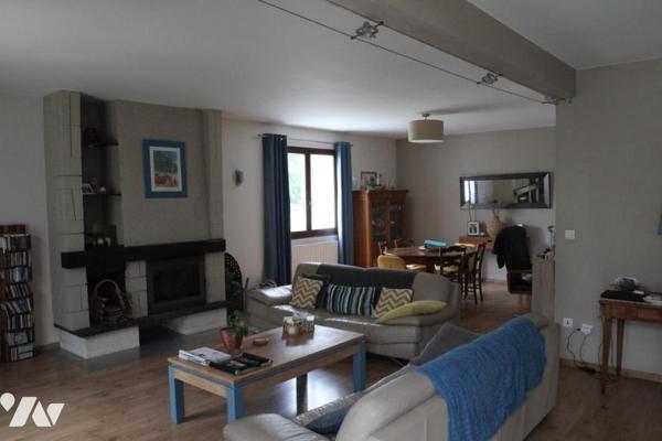 FORS, GRAND PAVILLON EN BON ETAT DE TYPE F6 AVEC GARAGE, JARDIN ET PISCINE .