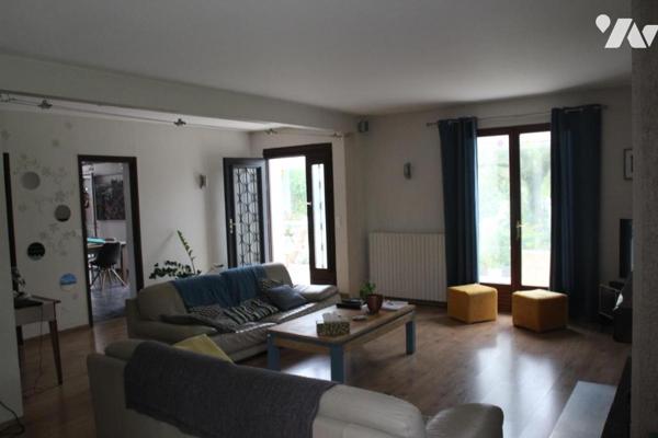 FORS, GRAND PAVILLON EN BON ETAT DE TYPE F6 AVEC GARAGE, JARDIN ET PISCINE .