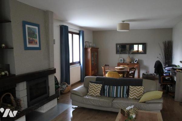 FORS, GRAND PAVILLON EN BON ETAT DE TYPE F6 AVEC GARAGE, JARDIN ET PISCINE .