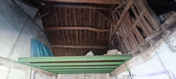 Centre du village de Voulx,  garage d'environ 35 m² fermé idéal pour une voiture ou stockage