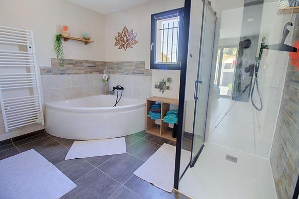 A VENDRE en EXCLUSIVITÉ à VIDAUBAN Maison contemporaine de 138m²  5 chambres  GARAGE  sur 1400m2 de terrain
