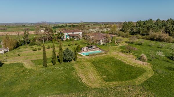 Propriété en pierre avec vue dégagée